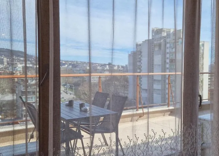 тони 1 с панорамна морска гледка и паркинг * Varna