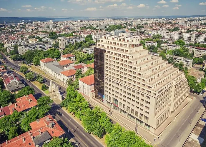 тони 1 с панорамна морска гледка и паркинг Varna